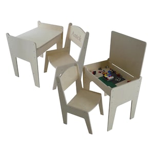 Könnte beinhalten: Ein Set aus drei Kindermöbeln aus Holz, bestehend aus einem Tisch mit einer aufklappbaren Tischplatte, einem Stuhl mit einem eingravierten Namen auf der Rückenlehne und einem kleineren Stuhl. Der Tisch verfügt über ein Ablagefach für Spielzeug.