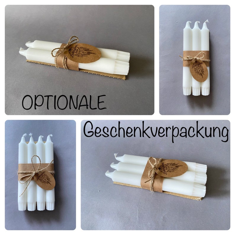 K&ouml;nnte beinhalten: Ein Set aus vier wei&szlig;en Stumpenkerzen, die mit Schnur und einem braunen Papieretikett zusammengebunden sind. Das Etikett hat ein schlichtes Federdesign und das Wort "OPTIONALE" steht unter den Kerzen.