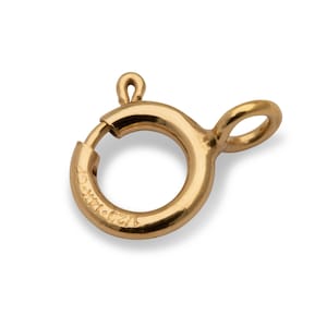 Könnte beinhalten: Ein goldfarbener Metallverschluss mit einem runden Ring und einer kleinen Schlaufe. Der Verschluss ist mit "750" und "14K" gekennzeichnet.