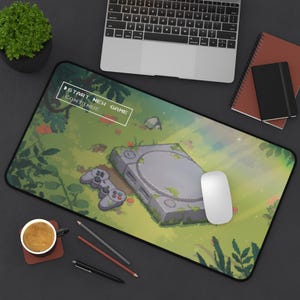 Premium Retro-Konsolen-Pixel-Art-Mauspad | Schreibtischunterlage für Gaming-Nostalgie der 90er | Gemütliches Waldmotiv | PS1 Lofi-Spielmatte | Ästhetisches grünes Mauspad 12" × 22"