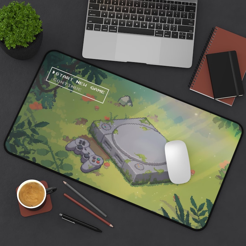 Premium Retro-Konsolen-Pixel-Art-Mauspad | Schreibtischunterlage für Gaming-Nostalgie der 90er | Gemütliches Waldmotiv | PS1 Lofi-Spielmatte | Ästhetisches grünes Mauspad 12" × 22"