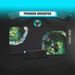 Puede incluir: Una alfombrilla de escritorio rectangular con fondo oscuro y dos ilustraciones circulares de estanques que contienen nenúfares verdes, flores blancas y rosas, y bordes de piedra. El texto PREMIUM MOUSEPAD está centrado arriba. Un teclado mecánico y un ratón negros están colocados sobre la alfombrilla.