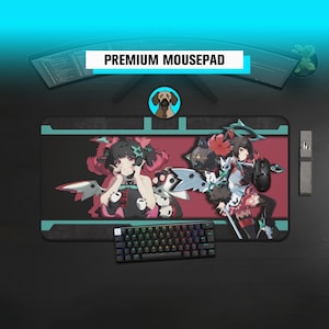 Puede incluir: Alfombrilla de ratón negra y roja con ilustraciones de estilo anime de dos personajes femeninos. La alfombrilla tiene un borde turquesa y el texto "PREMIUM MOUSEPAD". También se ven un teclado y un ratón negros.