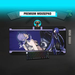 Puede incluir: Alfombrilla de ratón rectangular negra con un diseño de anime morado y negro. La alfombrilla tiene el texto "PREMIUM MOUSEPAD" y un logotipo de perro de dibujos animados. También se ven un teclado y un ratón negros.