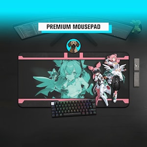 Puede incluir: Alfombrilla de ratón rectangular negra con borde rosa y gráficos de personajes de estilo anime. También se ven un teclado pequeño y un ratón de ordenador. El texto "PREMIUM MOUSEPAD" se muestra en la parte superior.