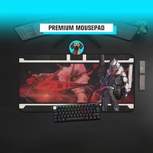 Puede incluir: Alfombrilla de ratón rectangular negra con un gráfico de un personaje con tonos rojos y blancos, un teclado negro y el texto "PREMIUM MOUSEPAD". También se ven un ratón negro y un soporte plateado para el ratón.