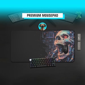 Puede incluir: Alfombrilla de ratón rectangular negra con un gráfico detallado de calavera, un ratón negro y un teclado pequeño. La alfombrilla tiene el texto "PREMIUM MOUSEPAD" en un rectángulo blanco. Un monitor de ordenador es visible en el fondo.
