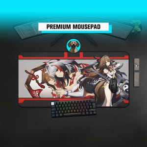Puede incluir: Alfombrilla de ratón rectangular negra con borde rojo e ilustración colorida de estilo anime. La alfombrilla tiene el texto "PREMIUM MOUSEPAD" y un teclado y un ratón pequeños están al lado.