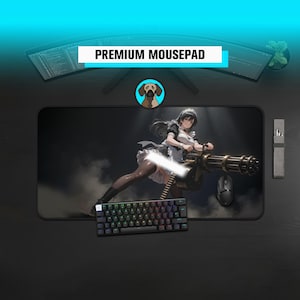 Puede incluir: Una alfombrilla de ratón rectangular negra con una ilustración estilo anime de un personaje con traje de sirvienta que sostiene una ametralladora rotativa. La alfombrilla está situada bajo un monitor y sobre un teclado mecánico con luz RGB.