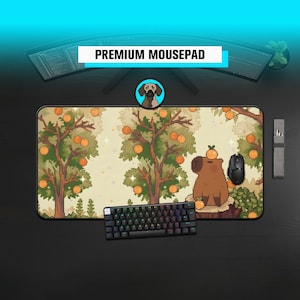 Puede incluir: Alfombrilla de ratón rectangular con un diseño caprichoso de naranjos y un carpincho de dibujos animados. La alfombrilla tiene el texto "PREMIUM MOUSEPAD". También se ven un teclado y un ratón negros.
