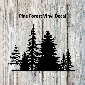 Peut inclure: Silhouette noire d'une forêt de pins avec le texte "Pine Forest Vinyl Decal" au-dessus de l'image.
