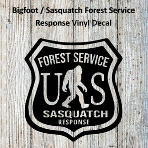Peut inclure: Autocollant en vinyle noir et blanc représentant un badge du Forest Service avec une silhouette de Bigfoot. Le texte indique "FOREST SERVICE", "U.S." et "SASQUATCH RESPONSE". L'autocollant comprend également le texte "Bigfoot / Sasquatch Forest Service Response Vinyl Decal".