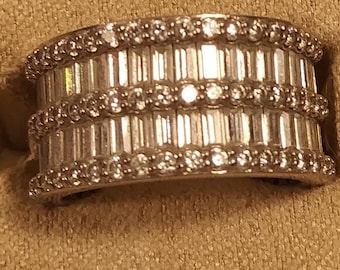 Impresionantes piedras CZ con banda de plata de ley vintage