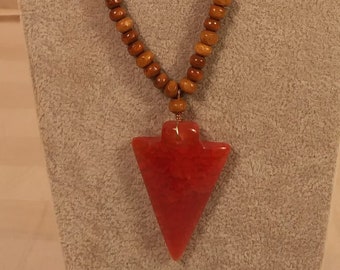 Collar de cuentas con adorno de punta de flecha de piedra de Laure Ford