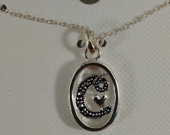 Colgante vintage con letra "C" de plata de ley en caja con cadena de plata de 16"