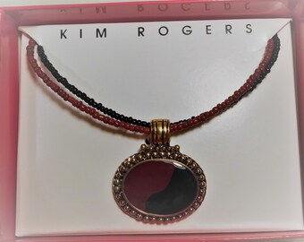 Colgante ovalado en caja de Kim Rogers y collar de cuentas de 2 hebras
