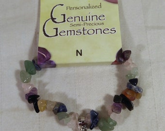 Pulsera personalizada de piedras semipreciosas genuinas "N"