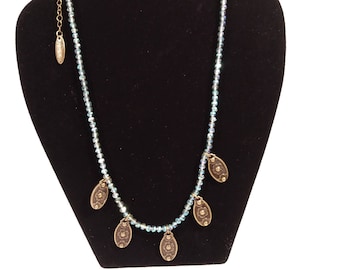 Collar Odette Plunder Design con cuentas AB azules y 5 colgantes en forma de lágrima.