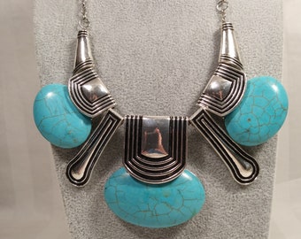 Collar de tono plateado turquesa falso firmado