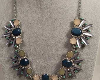 Impresionante LOFT Collar de piedras multicolor ajustable