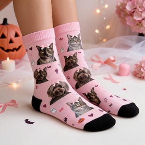 Calcetines personalizados para mascotas: Foto personalizada de la cara de un gato o perro, regalo de Halloween con lazo francés rosa coqueto, retrato realista.