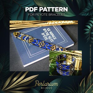 Peut inclure: Un modèle PDF pour un bracelet peyote avec un motif géométrique en perles bleues, noires, blanches et dorées. Le modèle est présenté sur un livre bleu intitulé LE SONGE D'UNE NUIT D'ÉTÉ, avec une seconde image montrant le bracelet fini.