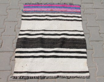 Vintage Turks kelimtapijt, zwart en wit, bohovloerkleed (2,5 x 3,1 ft)