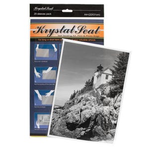 Könnte beinhalten: Eine Packung mit 25 selbstklebenden Kunst-, Druck- und Fotobeuteln im Format A4 (22x31 cm). Die Beutel sind transparent und haben einen weißen Rand. Die Verpackung zeigt ein Schwarzweißfoto eines Leuchtturms auf einer felsigen Klippe.