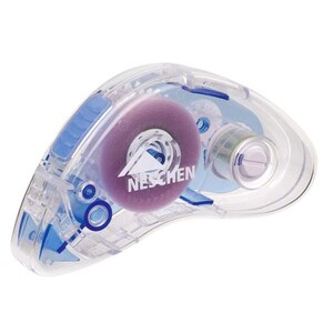 Op de afbeelding: Een transparante tape dispenser van plastic met een paarse tape rol. De dispenser heeft een blauwe handgreep en een transparant venster om de tape te zien. Op de tape rol staat het woord "NESCHEN" gedrukt.