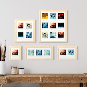Könnte beinhalten: Fünf Holzrahmen mit verschiedenen Öffnungsgrößen, die jeweils eine Collage aus mehreren kleineren Fotos enthalten. Die Rahmen sind versetzt an einer weißen Wand angeordnet.