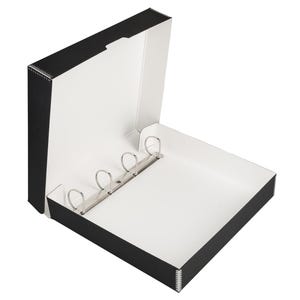 Può includere: Un raccoglitore nero con interno bianco e un meccanismo ad anelli in metallo. Il raccoglitore è aperto e gli anelli sono visibili.