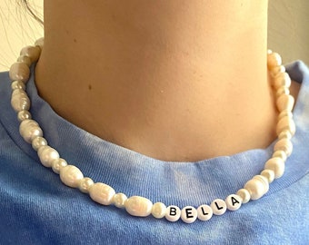 Collier de nom de lettre de perle d’eau douce, collier de nom personnalisé, collier de perles baroque, lettre de collier de nom, cadeaux personnalisés pour femmes