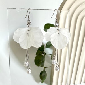 Bridal White Floral Drop Earrings, Bridal Dangle Earrings, Unique Bridesmaid Earrings, Wedding Flower Earrings, Summer Floral Earrings