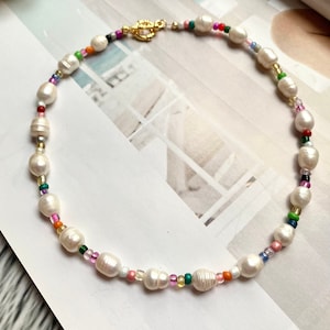 Contas de arco-íris com colar de pérolas de água doce real, colar de pérolas barrocas, colar de pérolas delicado, gargantilha de contas de sementes, presente para ela