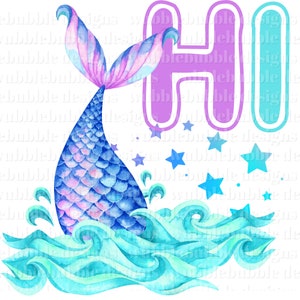 Pu&ograve; includere: Un'illustrazione ad acquerello di una coda di sirena con squame blu e rosa, circondata da onde turchesi. La parola "HI" &egrave; scritta in lettere viola con un contorno bianco.