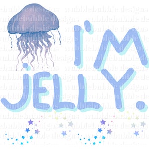 Pu&ograve; includere: Un'illustrazione blu e bianca di una medusa con il testo "I'm Jelly!" e una spolverata di stelle blu, rosa e viola.