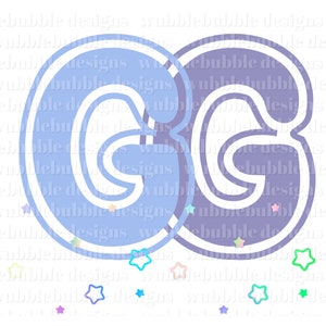 Pu&ograve; includere: Due lettere stilizzate "GG" in azzurro e viola con contorni bianchi, su uno sfondo bianco con stelle pastello sparse.
