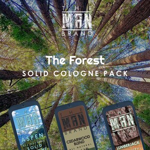 Puede incluir: Pack de colonia s&oacute;lida The Forest de The Man Brand. La imagen muestra tres envases de colonia s&oacute;lida con diferentes etiquetas: Aspen, Cedarwood Blend y Lumberjack. El fondo presenta una vista de &aacute;rboles altos desde abajo.