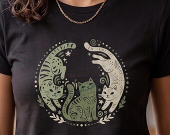 Koszulka z motywem kotów w stylu folk art | Koszulka Celestial Three Cats | Koszulka Mystical w kolorze szałwiowo-zielonym