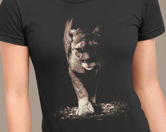 Koszulka unisex z motywem dzikiej przyrody – Prowling Mountain Lion Tee – z wizerunkiem z przodu – Cougar, Catamount
