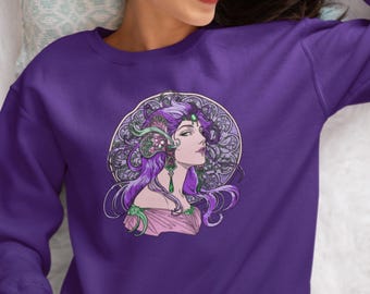 Kobieta o fioletowych włosach inspirowana Alphonse'em Muchą na bluzie unisex