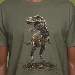 Pode incluir: Camiseta verde-oliva com uma ilustração detalhada de um Tyrannosaurus Rex mecânico. O dinossauro é construído a partir de engrenagens, placas e componentes mecânicos de cor bronze e dourado, em pé sobre uma superfície texturizada.