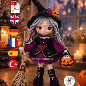 Peut inclure: Une poupée au crochet déguisée en sorcière avec de longs cheveux gris clair, portant un chapeau pointu noir avec une petite citrouille orange, une robe violette et noire, et des bottes noires. Elle tient un balai beige et un panier citrouille.