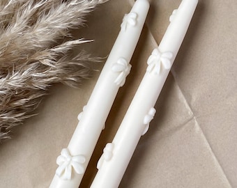 Stabkerze mit Schleifen 25 cm – handgemachte Deko Kerze | Skandinavischer Stil | Geschenkidee nachhaltig