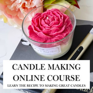 Könnte beinhalten: Eine rosa blütenförmige Kerze in einem durchsichtigen Glasgefäß mit einem weißen Etikett, auf dem "Crafted with Love & Black Truffle" steht. Die Kerze steht auf einer schwarzen Oberfläche mit einem Feuerzeug daneben. Das Bild ist für einen Online-Kerzenkurs.