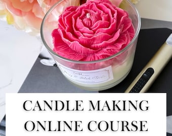 Può includere: Una candela rosa a forma di fiore in un barattolo di vetro trasparente con un'etichetta bianca che dice "Crafted with Love & Black Truffle". La candela è su una superficie nera con un accendino accanto. L'immagine è per un corso online di creazione di candele.