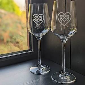 Copas de vino con nudo celta irlandés grabadas a mano - Juego de 2 / Regalo personalizado / Arenado en Irlanda / Cristalería celta / Hecho en Donegal