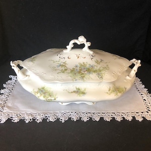 Antique Johnson Bros footed tureen/covered vegetable dish; JB 291 blue floral w/ greenery; semi porcelain; Made in England ca 1900-1920s