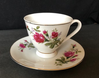 Tasse et soucoupe à thé ou à café à la rose mousseline ; fabriqué en Chine - estampage en chinois.