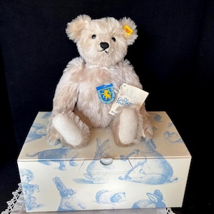 Steiff light grey mohair Giengen Bear; 1906 replica; 32 cm/12.6 in; #0167; with box, no certificate; made in Germany ca 1980s